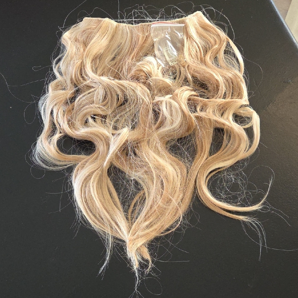 Luxurious Golden Blonde Wavy Hair Extension 20 Inches